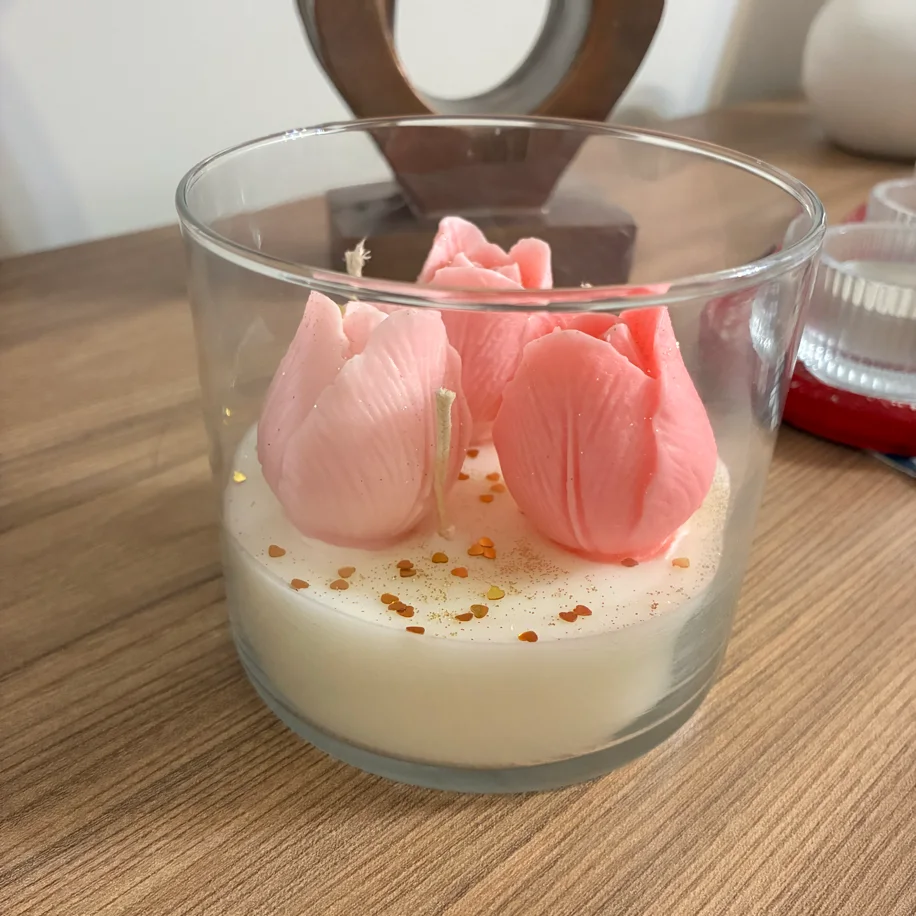 Açık renkli taban üzerinde pembe lale figürleri.